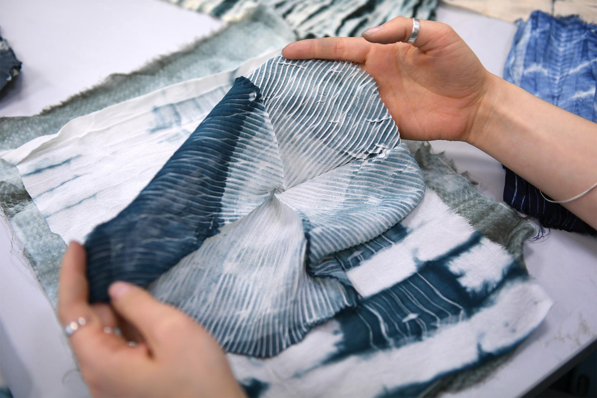 Workshop Shibori - intersecteurs 2e et 3e annees © Beryl Libault