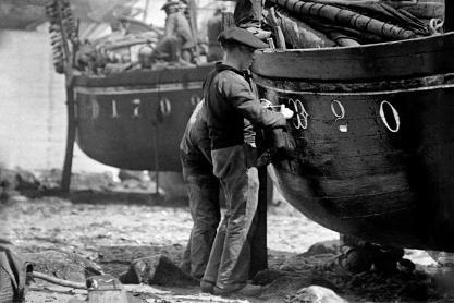 © Robert Demachy, Pêcheur préparant son bateau sur la plage de Douarnenez [détail] vers 1911. Musée Nicéphore Niépce, Ville de Chalon-sur-Saône