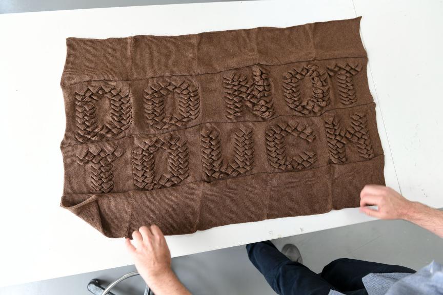 À travers une série de recherches typographiques, le projet interroge l’effet produit par l’usage de l’une ou de l’autre de ces techniques. Chaque expérience devient l’objet de détournement, d’évocation ou de transposition d’images d’un médium à l’autre.