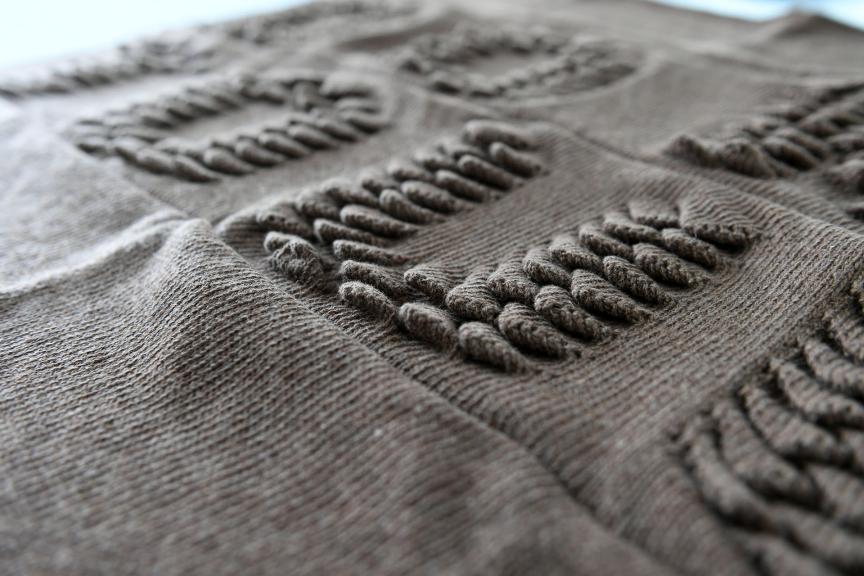 À travers une série de recherches typographiques, le projet interroge l’effet produit par l’usage de l’une ou de l’autre de ces techniques. Chaque expérience devient l’objet de détournement, d’évocation ou de transposition d’images d’un médium à l’autre.