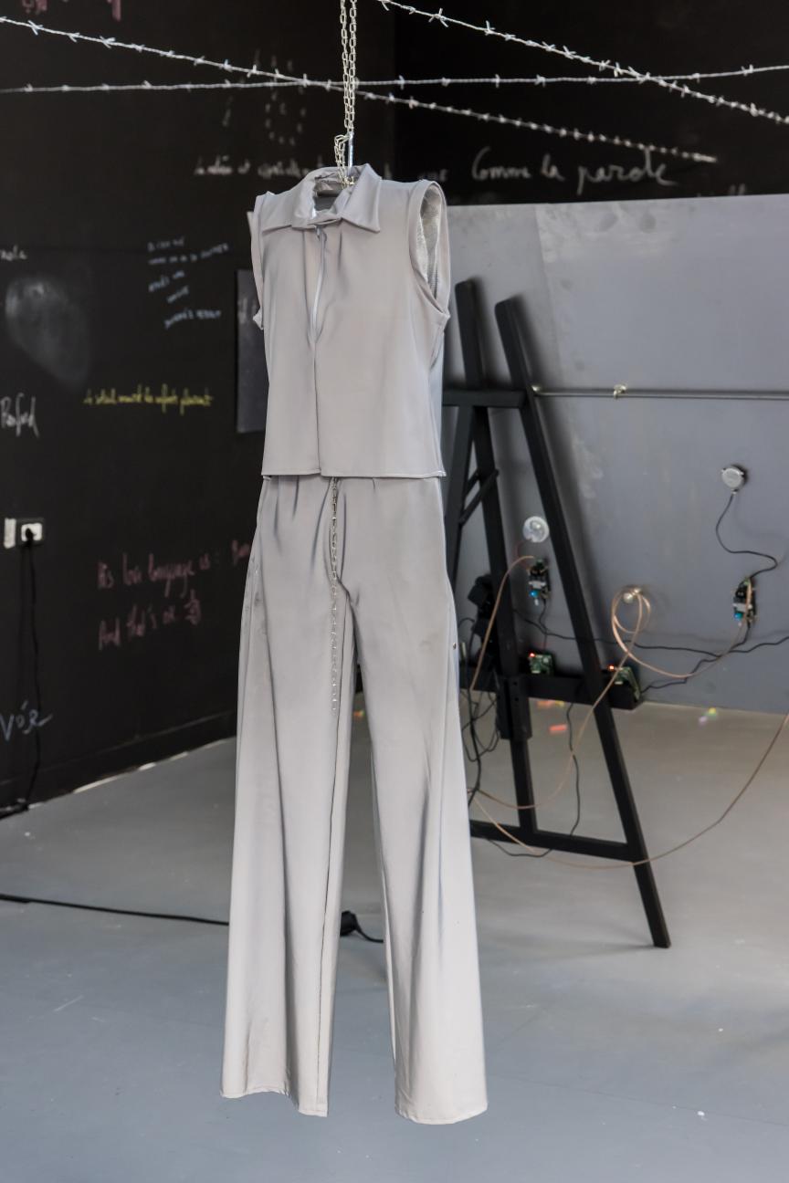 Une tenue beige pendue par le plafond